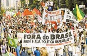 Miles de manifestantes reciben a Bush en Brasil