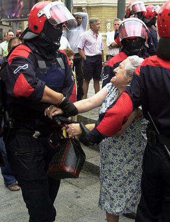 Euskal Herria: Electos independentistas impulsan la abstención activa como "plante frente al Estado fascista"   Electos independentistas han mostrado hoy su apuesta por la abstención activa en las próximas elecciones  generales del 9 de  marzo...